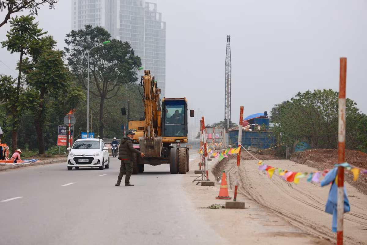 Đường gom sau khi mở rộng có bề rộng mặt đường khoảng 18,5m (4 làn đường 15m và 1 làn hỗn hợp 3m).