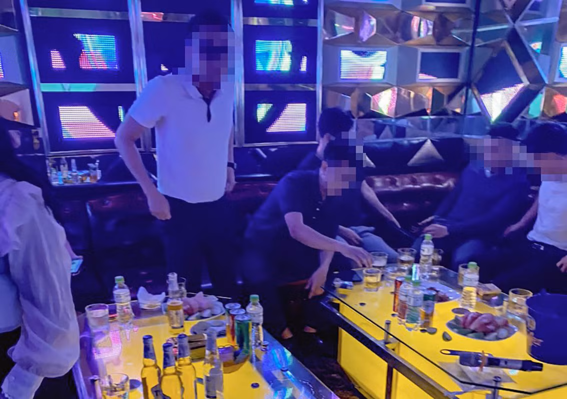Bên trong 2 phòng đều có khách đang hát karaoke 