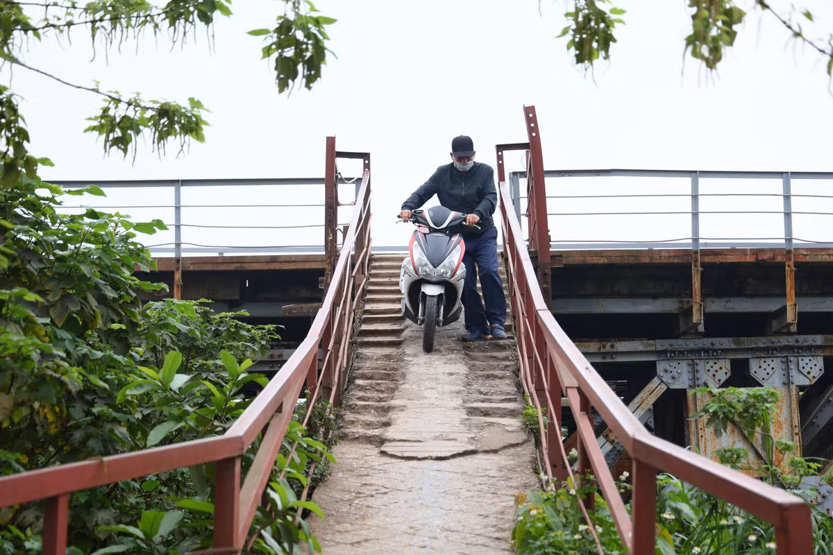 Dù nằm sát trung tâm Hà Nội, cuộc sống của người dân bãi giữa sông Hồng hoàn toàn trái ngược. Muốn đến khu vực này, chỉ có thể xuống bằng 2 cầu thang bộ của cầu Long Biên.