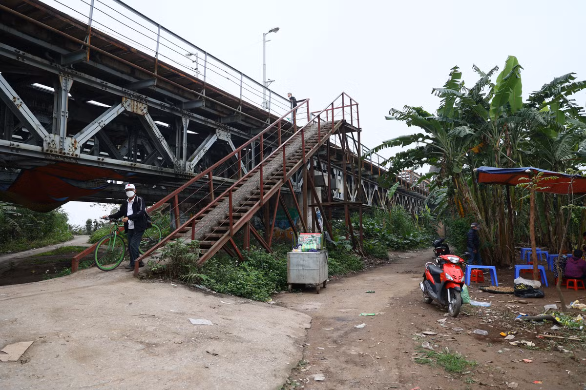 Nơi đây hiện đang là nơi sinh sống của nhiều hộ dân thuyền chài ven sông, hộ chăn nuôi gia súc, gia cầm, trồng cây canh tác, hoa màu và cũng là nơi ở của một số hộ nghèo.