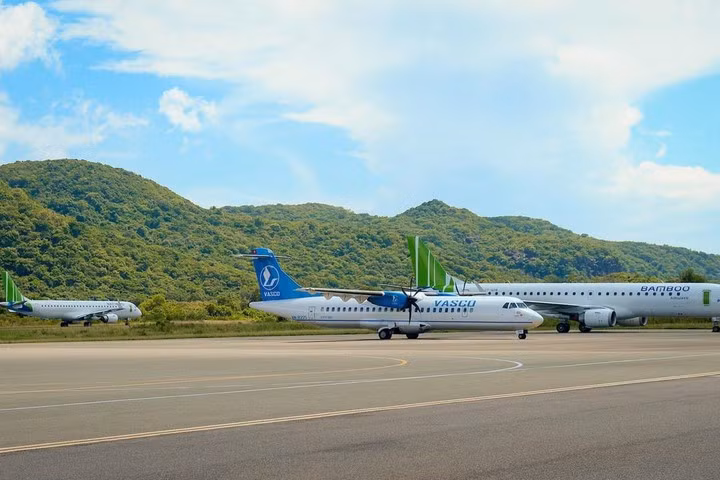 Với sân bay Côn Đảo, sẽ lắp thêm hệ thống đèn để thuận tiện cho việc thực hiện các chuyến bay vào ban đêm, nâng cấp đường lăn, sân đỗ. Sân bay Điện Biên dự kiến làm đường băng mới, đài kiểm soát không lưu mới.