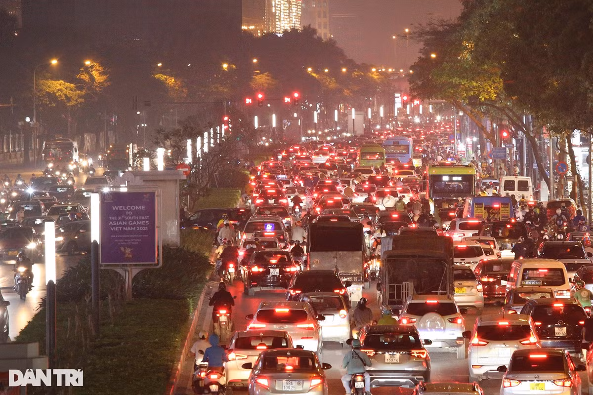 Phương tiện đông đúc tại đường Trần Duy Hưng lúc 19h.