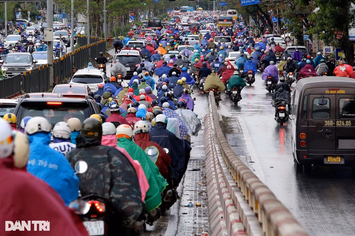 Hướng đường Giải Phóng đoạn bệnh viện Bạch Mai, phương tiện đông, lưu thông chậm, không có dấu hiệu ùn ứ. Hình ảnh đường phố Hà Nội đông đúc khác hoàn toàn với hình ảnh chỉ cách đây 1-2 tháng trở về trước, đặc biệt tại các nút giao thông vào giờ cao điểm.