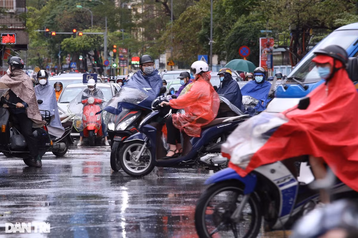 Nhiều người cho rằng, việc Chính phủ và TP Hà Nội nới lỏng các quy định về phòng, chống dịch đã tạo điều kiện cho người dân ra đường, đi làm được thuận lợi hơn, do vậy đường phố cũng đông đúc, tập nập hơn những tháng trước đó.