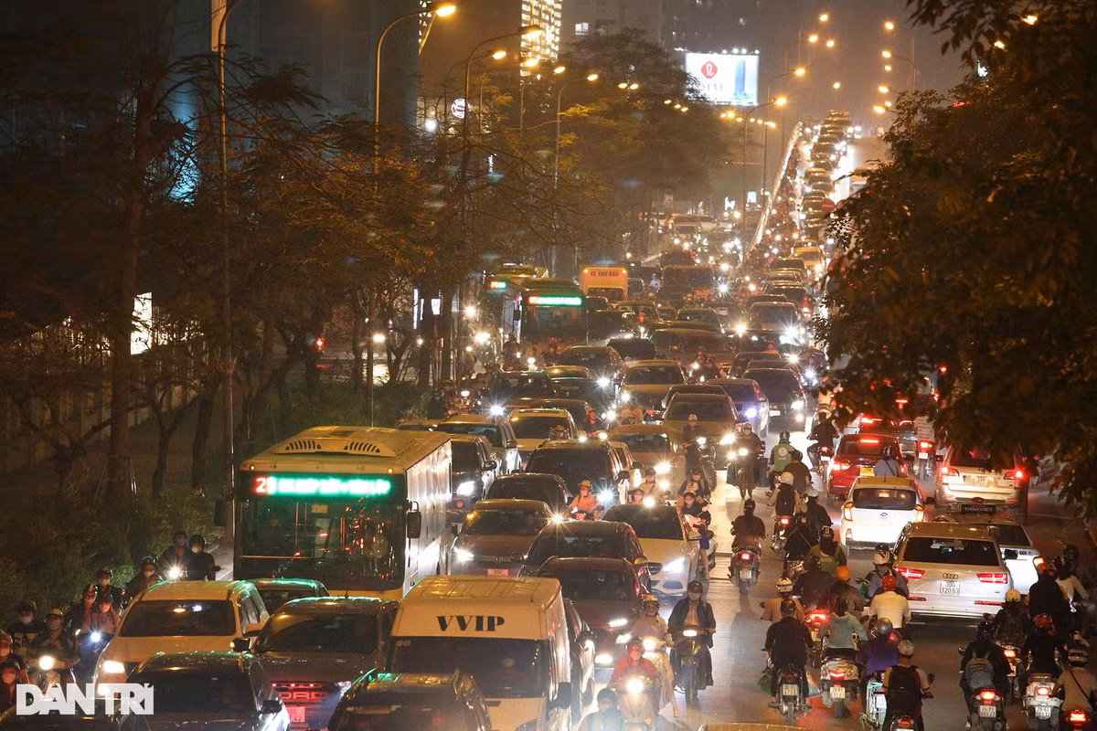 Cảnh ùn ứ tại đường Hoàng Minh Giám giờ cao điểm chiều 22/3.