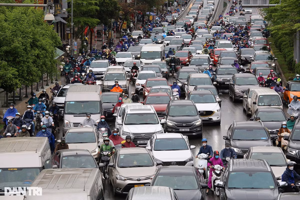 Đường Trường Chinh cũng có dấu hiệu ùn ứ tại điểm giao với Nguyễn Trãi, song những vị trí này đều có ít nhất một CSGT điều hành giao thông rất hiệu quả, nên dù đông phương tiện nhưng không bị tắc cứng.
