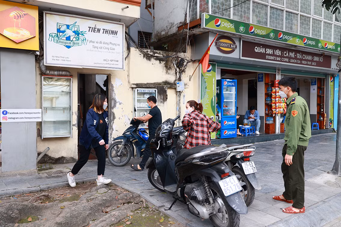 Trên các tuyến phố chính nhiều tháng qua được nới lỏng sử dụng vỉa hè thì những ngày này đã được yêu cầu dọn dẹp, trả lại vỉa hè cho người đi bộ.