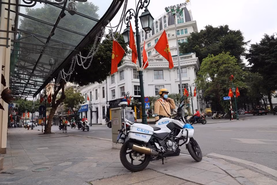 Lực lượng công an cũng đã tăng cường ra quân để đảm bảo an ninh trật tự, an toàn giao thông trên các tuyến phố chính.