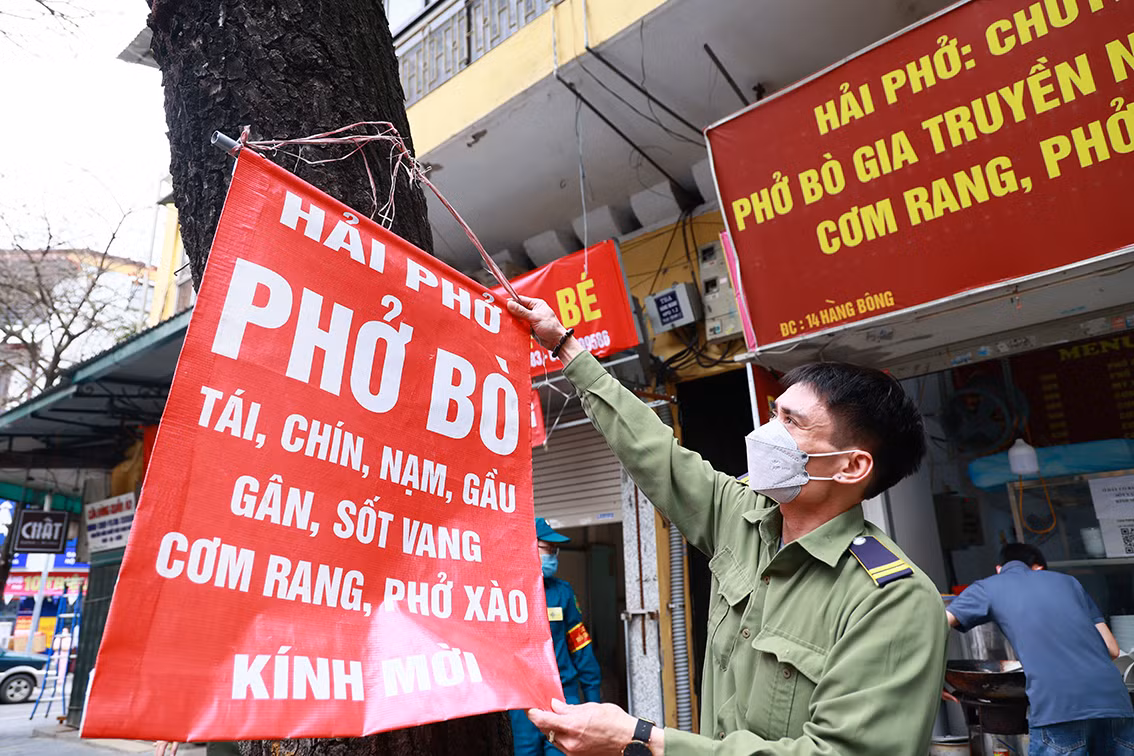 Quận Hoàn Kiếm là địa điểm được du khách quốc tế đến nhiều nhất nên việc chỉnh trang đường phố được triển khai liên tục trong những ngày qua.