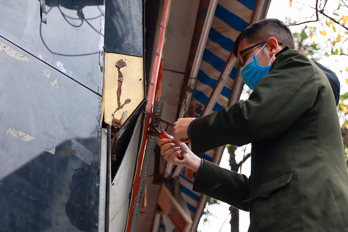 Nhiều cửa hàng đóng cửa bỏ không nhiều tháng nay đã hư hỏng. Lực lượng chức năng đã phải tiến hành tháo gỡ những tấm biển bỏ không treo lơ lửng trên đầu người đi đường.
