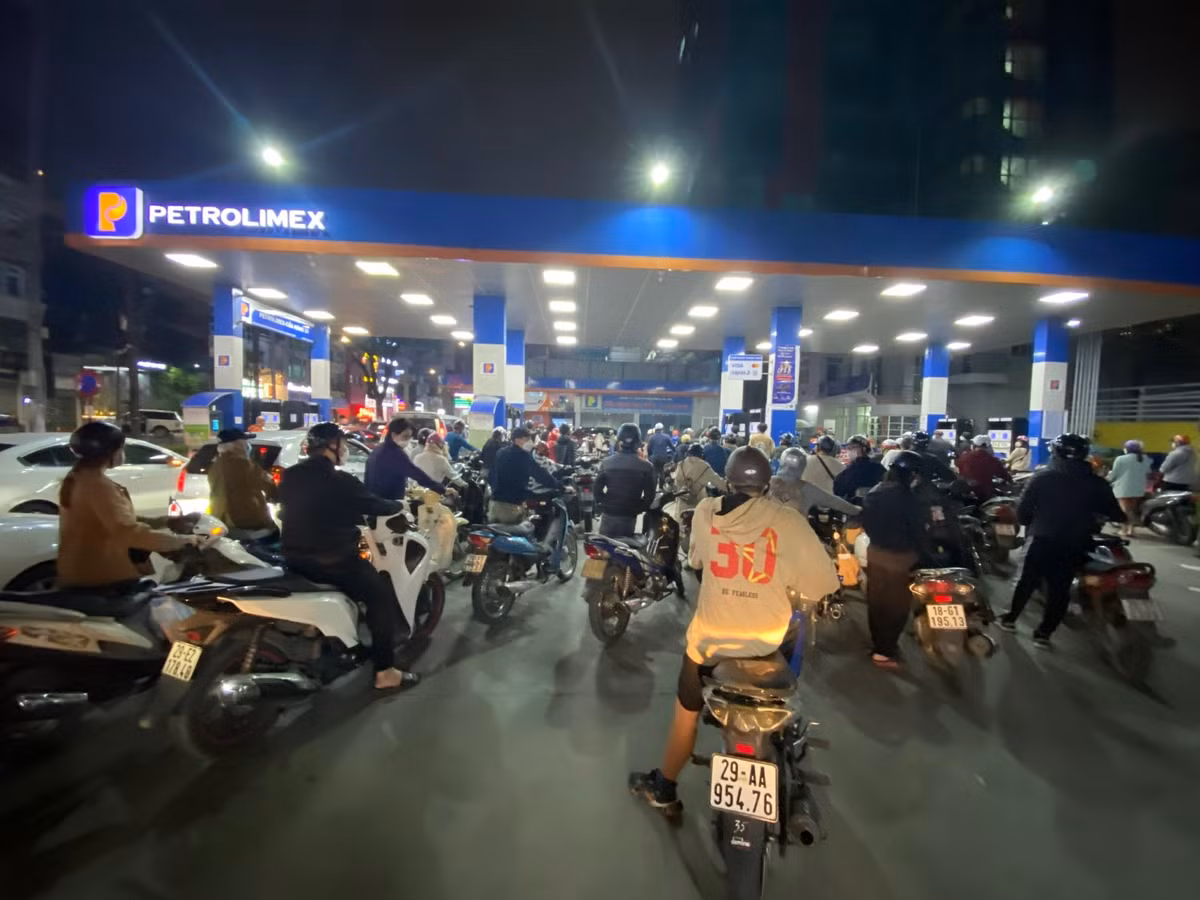 Cây xăng trên đường Láng đến 12h đêm qua vẫn rất đông người xếp hàng.