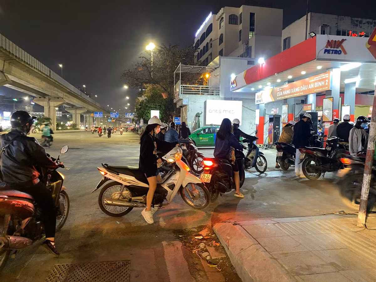 Đến đêm qua, tại các cây xăng trong nội thành Hà Nội vẫn tấp nập người xếp hàng đổ xăng.