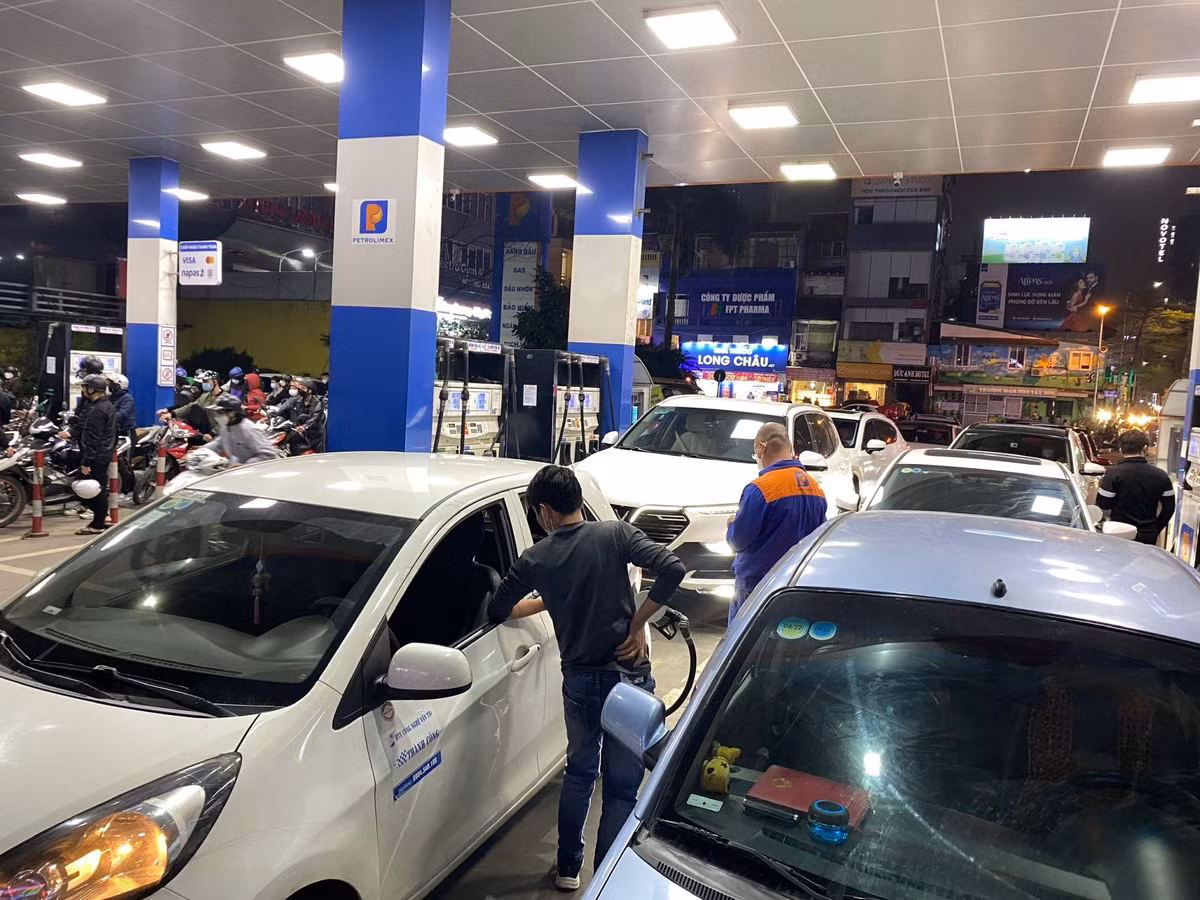 Các chuyên gia dự báo giá xăng, dầu ở phiên điều chỉnh giá ngày mai (11/3) có thể tăng 3.000-4.000 đồng/lít. Đây sẽ là lần thứ 7 liên tiếp giá xăng trong nước tăng.