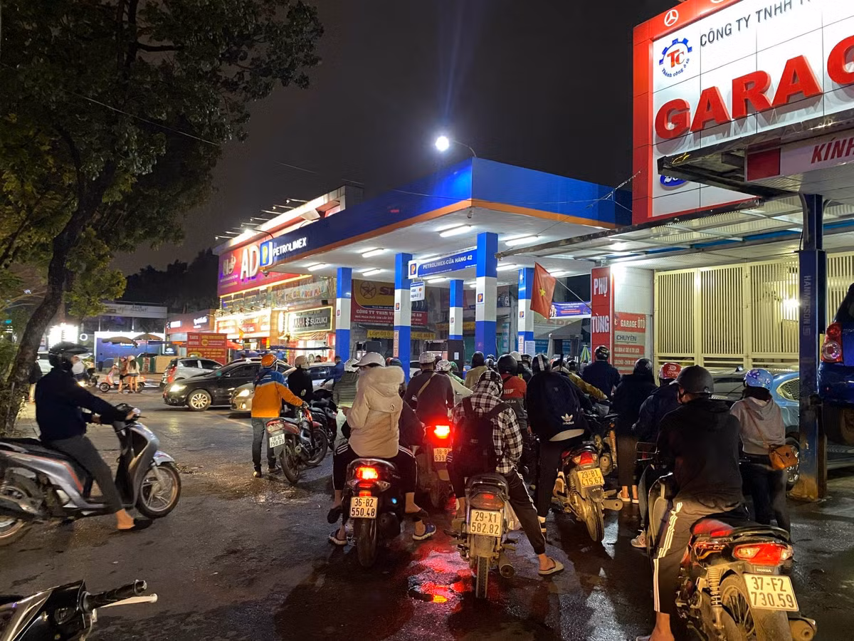 Dù có vị trí gần nhau nhưng những cây xăng khu vực Thanh Xuân, Đống Đa luôn kín người xếp hàng.