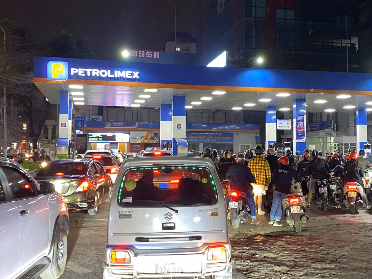 Nhân viên các cửa hàng xăng dầu cho biết tình trạng người dân ùn ùn kéo nhau đi mua xăng vào đêm muộn thì rất hiếm thấy.