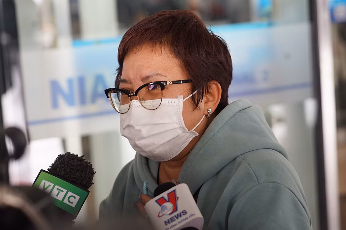 Một người phụ nữ không giữ được cảm xúc khi kể về hành trình tự lái xe 40km để đến được biên giới Ukraine. Chị cho biết: "Tôi rất vui mừng khi về đến Việt Nam. Tôi đã bỏ lại tất cả nhà cửa, tài sản bởi những thứ đó không còn quan trọng nữa".
