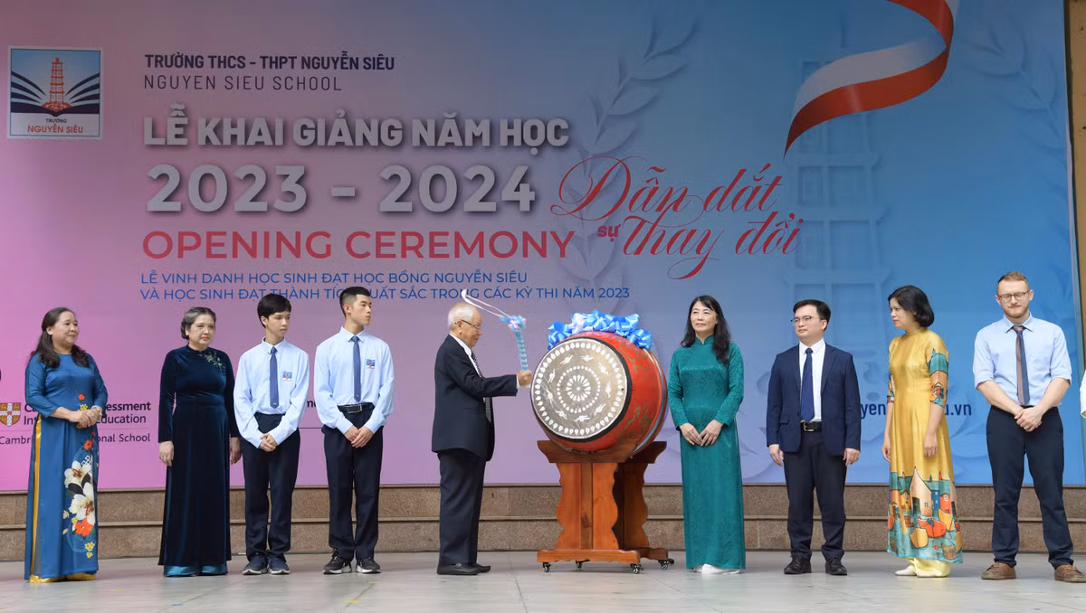 Nhà giáo ưu tú Nguyễn Trọng Vĩnh, Chủ tịch HĐQT Trường THCS-THPT Nguyễn Siêu đánh trống khai giảng năm học mới 2023-2024..
