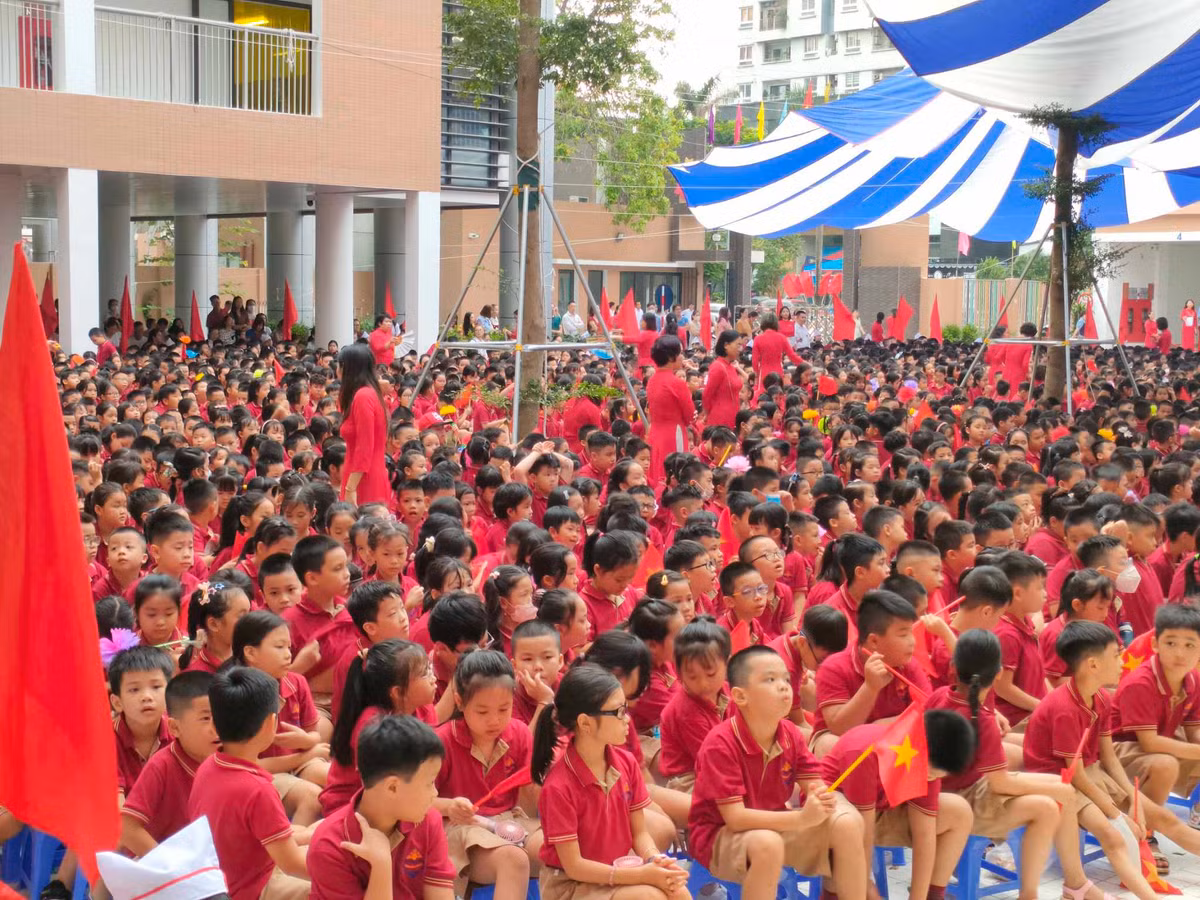Học sinh Trường Tiểu học Tân Định, Hà Nội khai giảng năm học mới. Theo Giám đốc Sở Giáo dục và Đào tạo Hà Nội Trần Thế Cương, với khoảng 123.000 giáo viên, Hà Nội cơ bản đáp ứng được nhu cầu thực hiện chương trình mới.