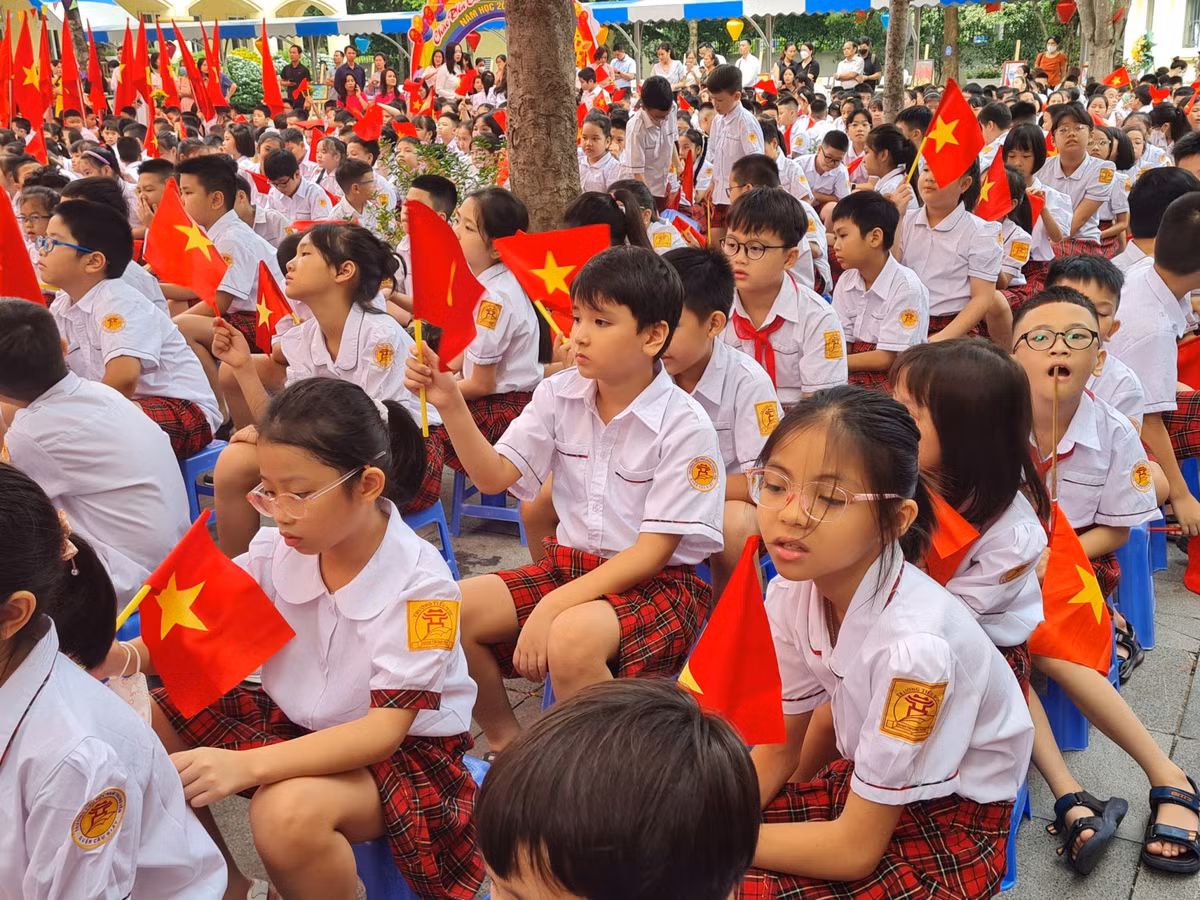 Hôm nay, thời tiết tại Thủ đô Hà Nội mát mẻ, với nắng vàng nhẹ, đặc trưng của không khí mùa thu, mùa khai trường.