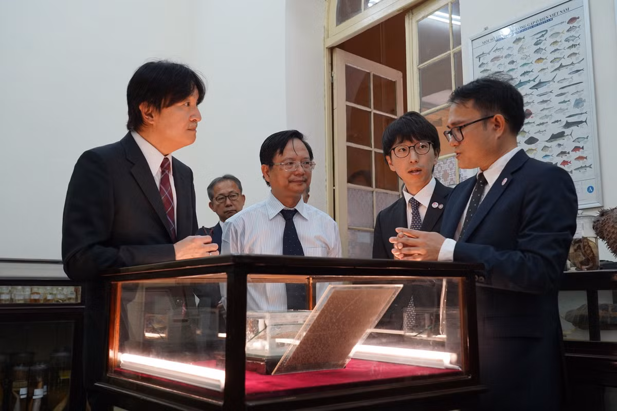 Hoàng Thái tử Nhật Bản thăm bảo tàng Sinh học, Trường ĐH Khoa học Tự nhiên Hoang Thai tu Nhat Ban tham bao tang Sinh hoc, Truong DH Khoa hoc Tu nhien
