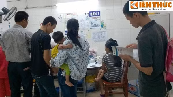 Bệnh nhân quây kín bác sĩ lấy máu xét nghiệm.