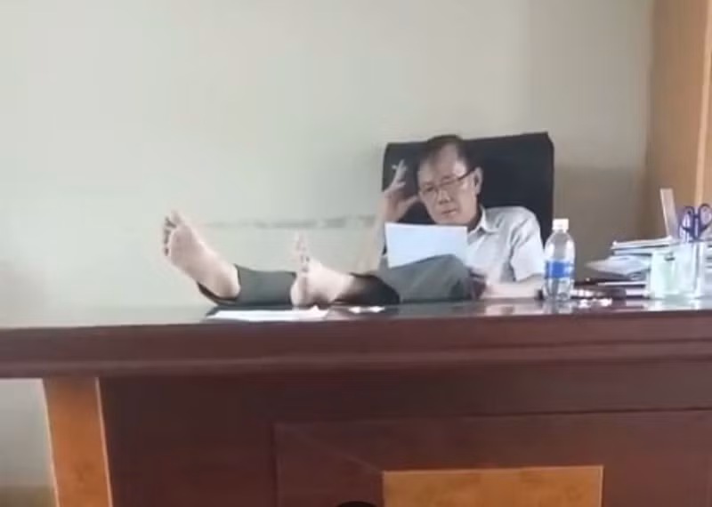 Hat truong gac chan len ban hut thuoc bi tam dinh chi cong tac