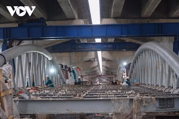 Cầu vòm sắt dành riêng cho xe máy đi dưới gầm đường Vành đai 3 trên cao có mặt cắt ngang cầu rộng 7,5m, bề rộng phần xe chạy 6m.