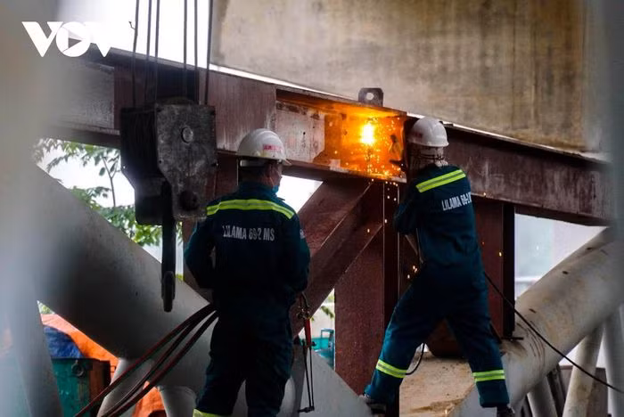 Trên công trường, một ngày chia làm 3 ca, mỗi ca khoảng 30 công nhân làm việc liên tục không ngừng nghỉ, cố gắng hoàn thành theo đúng tiến độ đề ra.