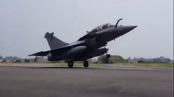 Để đến được Ambala của Ấn Độ, những tiêm kích Rafale đã khởi hành hôm 27/7 từ căn cứ Dassault ở Merignac, Pháp. Chuyến bay tới Ấn Độ được điều khiển bởi chính các phi công Không quân Ấn Độ.