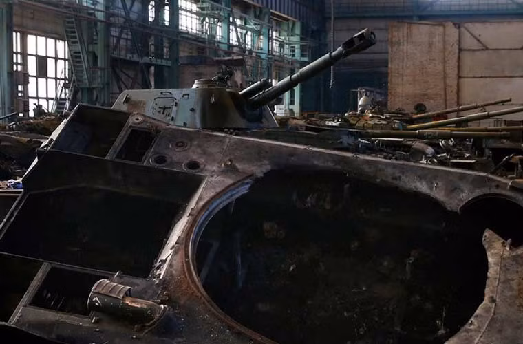 Hàng dài lựu pháo tự hành và xe tăng T-64, T-72 đang được sửa chữa. Có thể thấy là nhà xưởng được bố trí khá bề bộn, không ngăn nắp cho thấy công việc được triển khai hết sức khẩn trương.