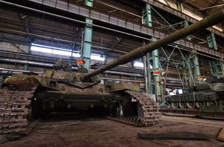 Đây là quang cảnh bên trong xưởng sửa chữa các loại vũ khí Quân đội Ukraine. Trong ảnh, xe tăng T-72 đã được tháo các module giáp, xích xe để chuẩn bị sửa chữa.