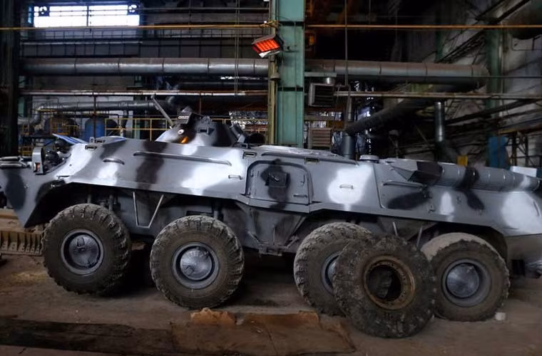 Một chiếc xe bọc thép BTR-80 đã được sơn sửa xong xuôi.