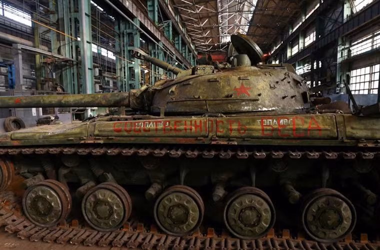 Một chiếc xe tăng T-64 đang chờ được sửa chữa.