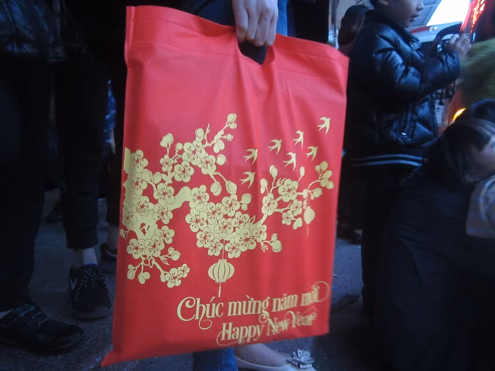 ...và không quên mang theo những cuốn lịch năm mới 2016.