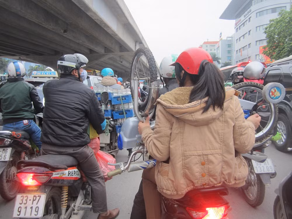 Nhiều người đi xe về quê.