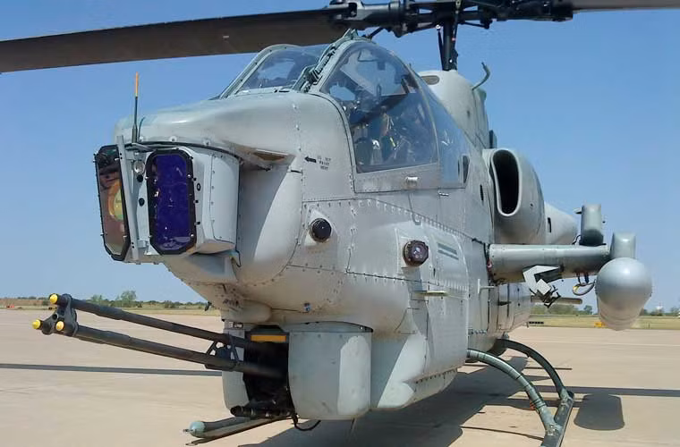 Ở đầu mũi máy bay AH-1 đều được trang bị súng - pháo tốc độ cao có thể quay đổi hướng. Riêng AH-1G dùng 2 súng máy 6 nòng cỡ 7,62mm hoặc súng phóng lựu 40mm, còn các đời còn lại chủ yếu dùng pháo 3 nòng M197 20mm.
