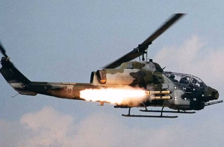 Về vũ khí hạng nặng, thế hệ đầu AH-1G chỉ mang được rocket 70mm cùng pod súng máy, trong khi các thế hệ sau đã có thể mang tên lửa chống tăng hạng nặng TOW (tối đa 4-8 quả) hoặc tên lửa chống tăng hiện đại Hellfire (AH-1W, AH-1Z).