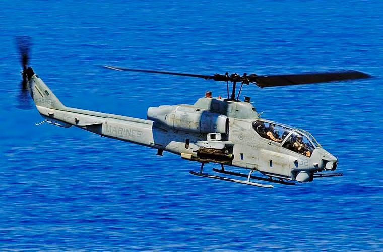 Dòng thứ 2 là loại 2 động cơ gồm AH-1J SeaCobra và AH-1W SuperCobra chủ yếu trang bị cho Không quân Thủy quân Lục chiến Mỹ.
