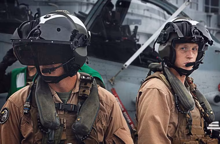 Phi công lái AH-1Z được trang bị mũ bảo hiểm tích hợp hệ thống hiển thị mục tiêu trên kính mũ.