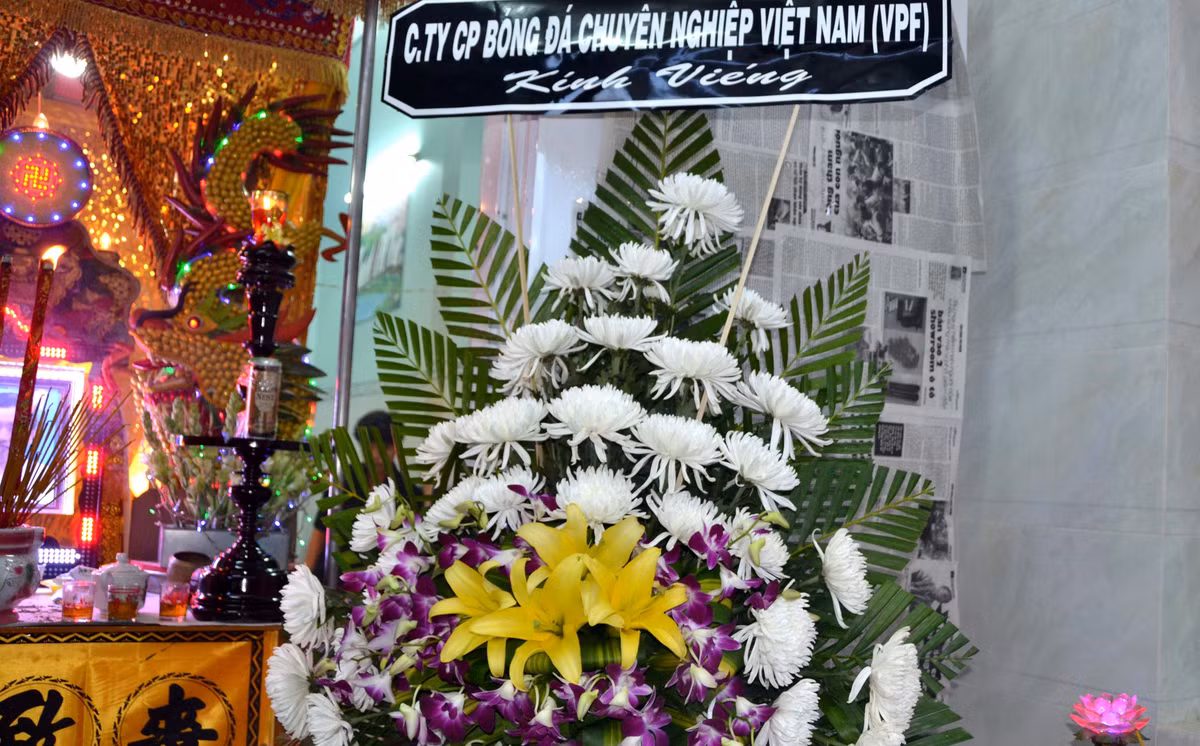 Vòng hoa chia buồn của VPF.