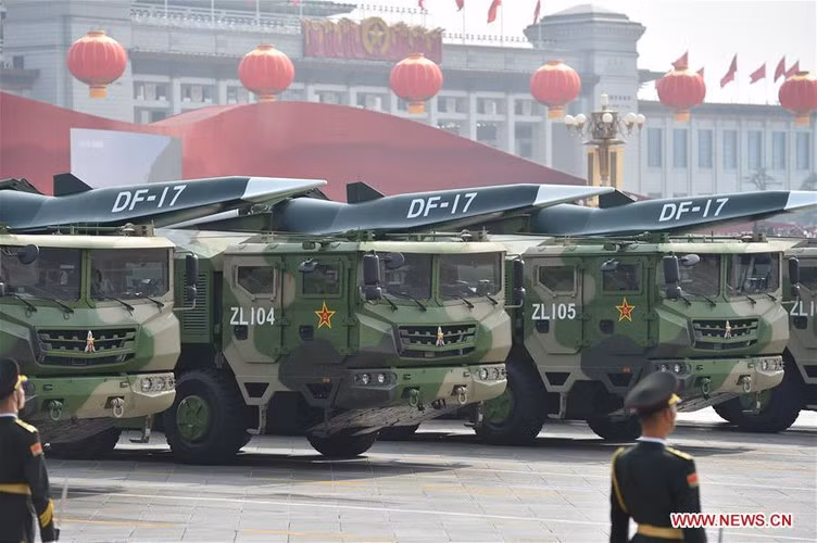 Theo thuyết minh của kênh CCTV thì "16 xe mang phóng tự hành của tổ hợp DF-17 tham gia duyệt binh đến từ 2 lữ đoàn tên lửa của một căn cứ (tức quân đoàn tên lửa) do Thiếu tướng Dương Nghiệp Công chỉ huy."
