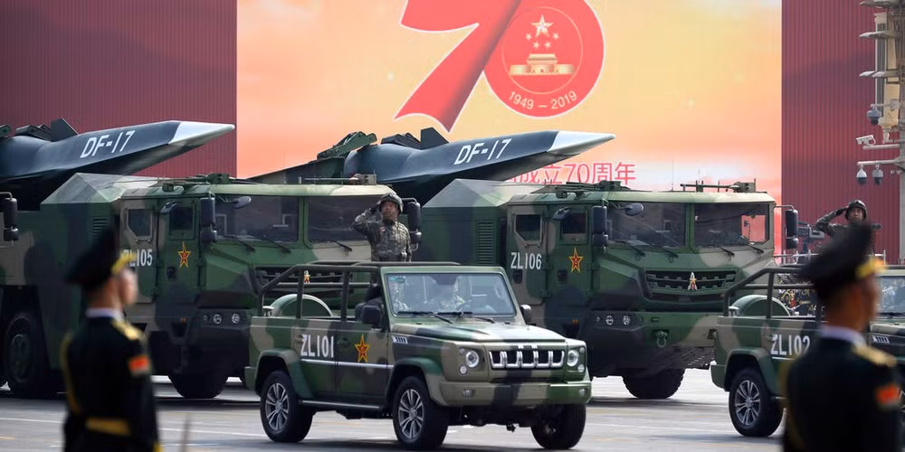 DF-17 là tên lửa chiến thuật tầm ngắn - trung. Thuật ngữ này đề cập phạm vi của nó nằm trong khoảng 1.000 - 3.000 km. Dữ liệu tình báo Mỹ từng cho biết một vụ thử của DF-17 đã bắn trúng mục tiêu ở khoảng cách hơn 1.400 km.