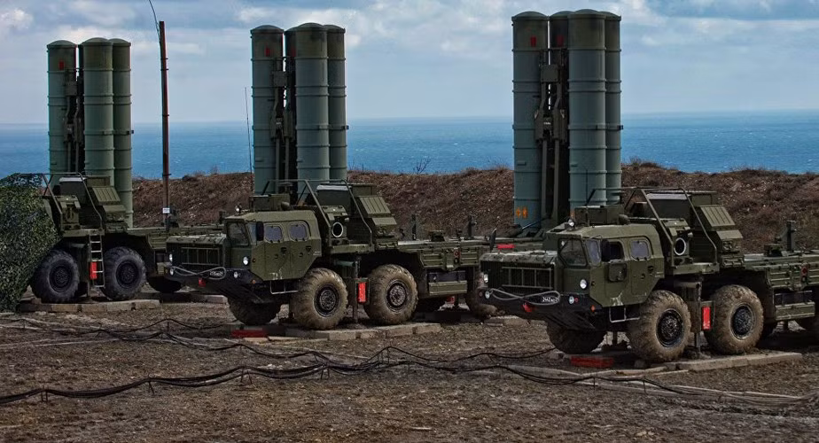 Theo ông, hệ thống phòng không S-400 được tạo ra bằng cách "sử dụng thiết bị điện tử của Trung Quốc" và không phải ngẫu nhiên chính Trung Quốc là khách hàng nước ngoài đầu tiên của tổ hợp vũ khí này.