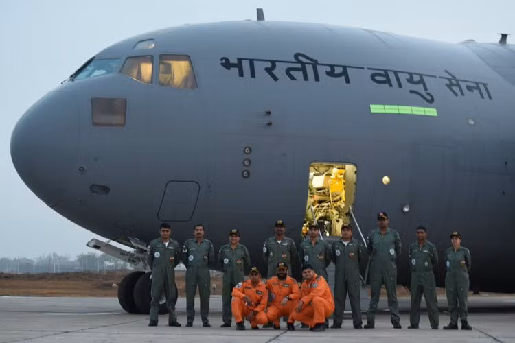 Tổ hợp AN/ALE-47 có thể bắn ra nhiều loại mồi bẫy khác nhau để đánh lừa tên lửa dùng đầu dò nhiệt hoặc radar. Tổ lái cũng có thể chọn ba chế độ phóng mồi bẫy gồm tự động, bán tự động hoặc thủ công.