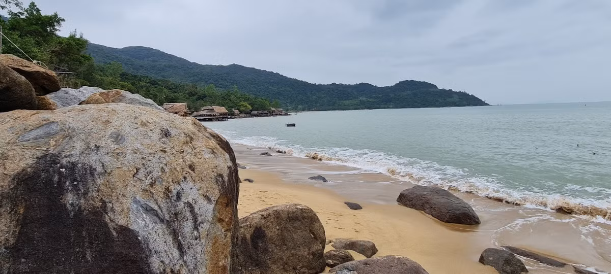 Thả mình vào thiên nhiên, tận hưởng không khí trong lành, yên bình giữa những làn gió dịu mát, thoang thoảng hương vị của biển cả.