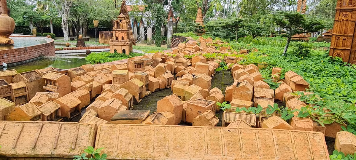 Các mô hình thu nhỏ bằng chất liệu đất nung đã tạo nên sức hấp dẫn đặc biệt của công viên độc đáo này.