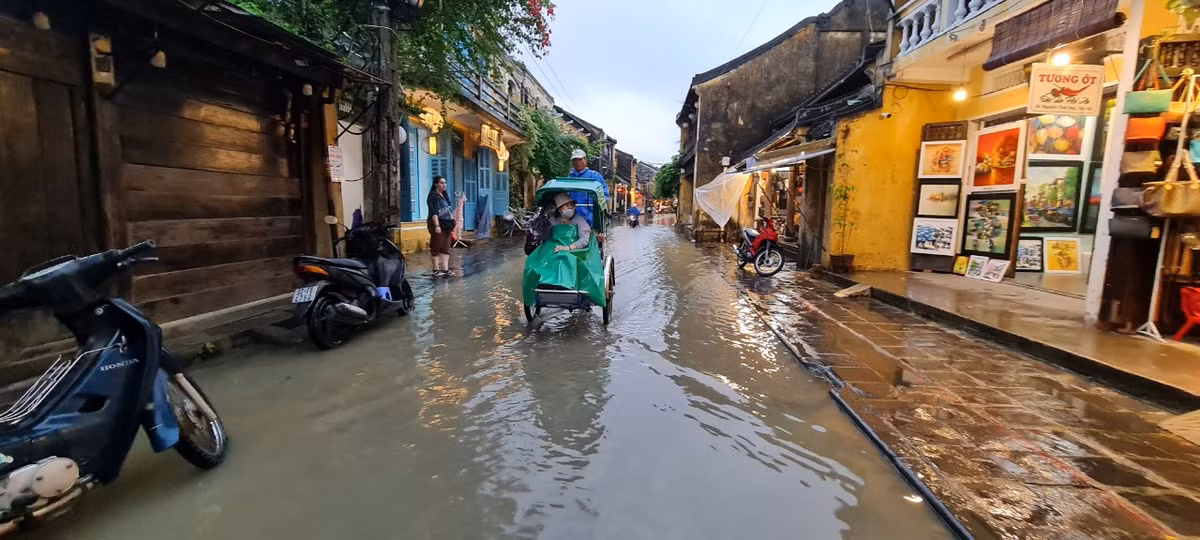 Xích lô cũng là một lựa chọn khi mực nước mới ngang hiên nhà.