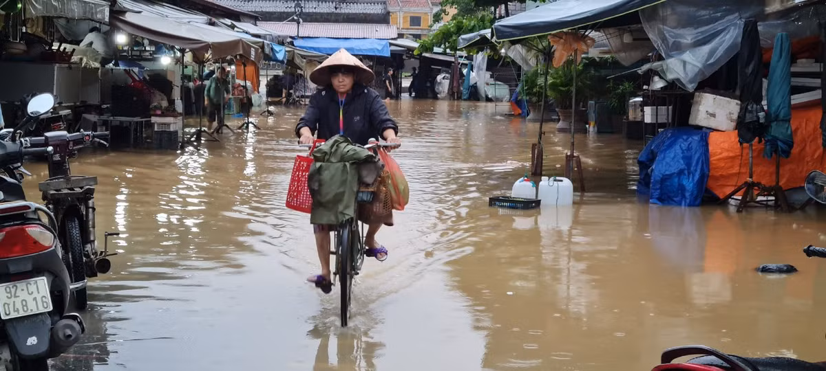Chợ ven sông chiều cuối tuần vắng vẻ vì nước ngập.