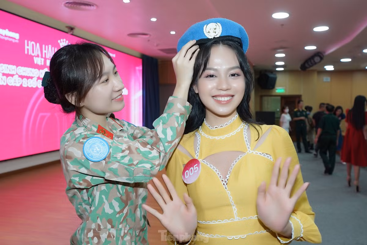 Hoa hậu Huỳnh Thị Thanh Thủy tại buổi giao lưu cùng các bác sĩ Bệnh viện Dã chiến cấp II số 5, tham gia gìn giữ hòa bình của Liên Hợp Quốc. Ấn tượng về Thanh Thủy là cô luôn nở nụ cười tươi, tự tin với gương mặt trong mọi hoàn cảnh.