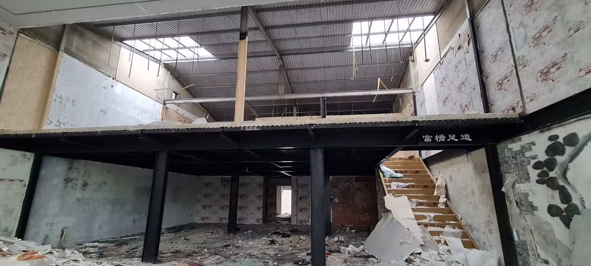 Tường meo mốc lâu ngày, vật liệu đổ xuống trông như nơi tập kết rác.